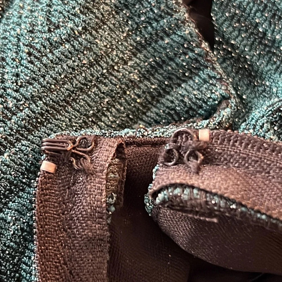 City Triangles Metallic Off The Shoulder Deep V-Neck Formal Evening Gown Sz 4 - Picture 13 of 16